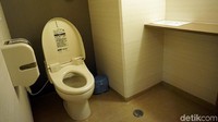 Toilet canggih tadi tak hanya ada di bandara saja. Begitu sampai di hotel, toilet serupa juga bisa ditemui. Panel-panel canggih yang sama tertanam di dinding toilet (Wahyu/detikTravel)