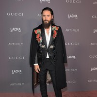 Akting Jared Leto sebagai wanita transgender pengidap HIV di film Dallas Buyers Club dapat banyak pujian dari penonton maupun kritikus film. Tapi Jared justru geli menonton penampilannya itu. Aku tak bisa dengar suara itu! Aku tidak pernah benar-benar mendengarnya dan menonton film itu. Ke depannya mungkin akan kulihat tapi tidak sekarang, kata aktor sekaligus musisi ini. Foto: Getty Images