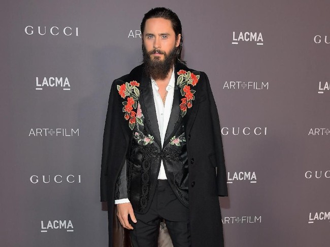Akting Jared Leto sebagai wanita transgender pengidap HIV di film Dallas Buyers Club dapat banyak pujian dari penonton maupun kritikus film. Tapi Jared justru geli menonton penampilannya itu. Aku tak bisa dengar suara itu! Aku tidak pernah benar-benar mendengarnya dan menonton film itu. Ke depannya mungkin akan kulihat tapi tidak sekarang, kata aktor sekaligus musisi ini. Foto: Getty Images