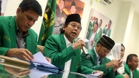 Djan Faridz memberikan keterangan pers di kantor DPP PPP, Jalan Diponegoro, Selasa (14/11).