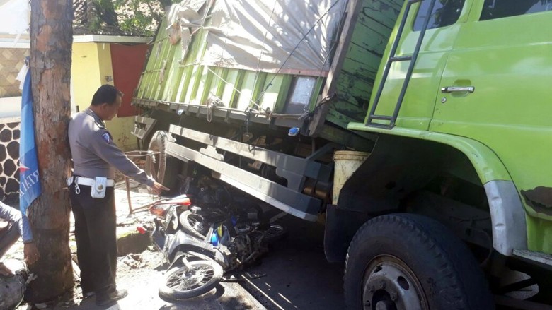 Rem Blong di Tanjakan, Tronton Hantam 4 Kendaraan di Sukabumi Rem Blong di Tanjakan, Tronton Hantam 4 Kendaraan di Sukabumi