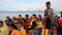 Terdapat banyak wanita dan anak-anak di rakit tersebut. Mohammad Ponir Hossain/Reuters.