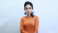 Ia tampil dengan dress oranye ketat dengan anting etnik. Pool/Palevi S/detikFoto.