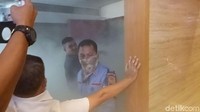Petugas Pamdal DPR sudah turun ke lokasi untuk melakukan penangan. (Foto: Gibran Maulana Ibrahim/detikcom)