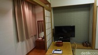 Foto: Di samping kamar juga terdapat lorong berlantai kayu bernama Roka, yang dilengkapi dengan ruang rias. Sebagai pemisah, ada pintu geser yang dilapisi kertas bernama Shoji. Pintu ini khas Jepang banget ya! (Wahyu/detikTravel)