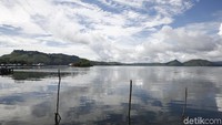 Danau ini juga memiliki 21 pulau kecil yang tersebar disejumlah lokasi.