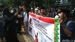 Foto: Massa Alumni 212 Penuhi Lokasi Sidang Vonis Buni Yani