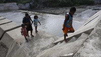 Mengingat ekosistem Danau Sentani, Kabupaten Jayapura, memiliki multi fungsi dan manfaat, maka pengelolaan Danau Sentani harus dilaksanakan secara terencana dan penuh kehati-hatian agar potensi Danau dapat termanfaatkan secara optimal dan diprioritaskan bagi kesejahteraan masrayakat.