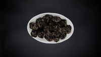 Penasaran dengan sosis di Korea Utara? Ternyata begini tampilannya. Namanya Sundae, dibuat dari darah babi dan diisi gandum, sayuran dan nasi. Jajanan ini juga ada di Korea Selatan. Foto: Reuters