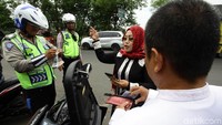 Menurut Dir Lantas Polda Metro Jaya, Kombes Pol Halim Pagarra, jumlah pelanggaran lalu lintas dalam Operasi Zebra tahun ini mengalami peningkatan cukup besar yang mencapai 34 persen.