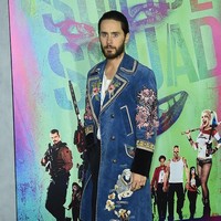 Coat biru velvet dengan motif-motif bernuansa dramatis dari Gucci membungkus tubuh Jared Leto di premiere film Suicide Squad tahun lalu. (Foto: Getty Images)