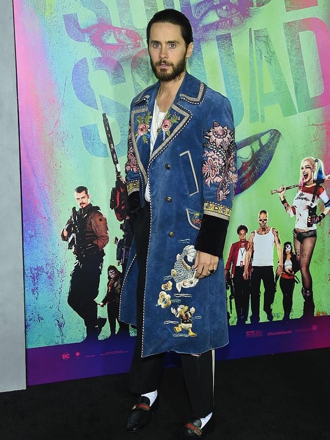 Coat biru velvet dengan motif-motif bernuansa dramatis dari Gucci membungkus tubuh Jared Leto di premiere film Suicide Squad tahun lalu. (Foto: Getty Images)