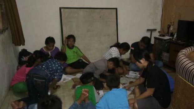 Suasana belajar-mengajar di rumah Brigadir Ilyas