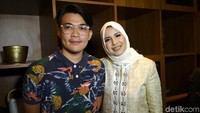 Sehat terus ya, Tya Ariestya dan suami! Foto: Hanif Hawari/ detikHOT
