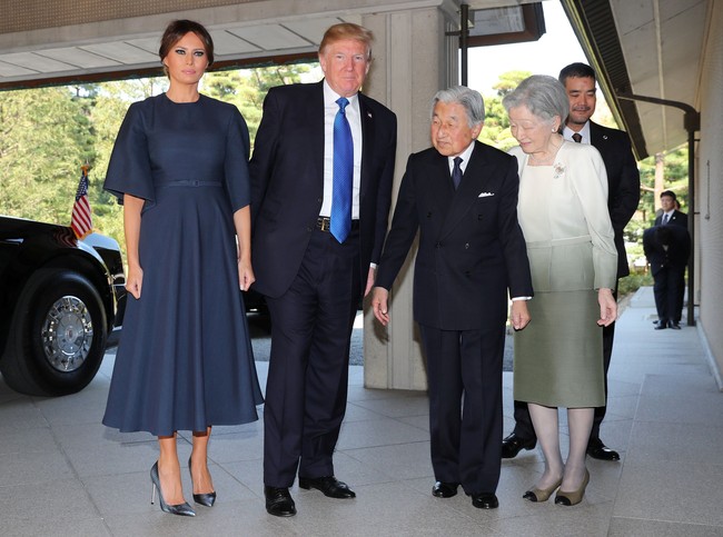 Melania Trump kembali tampil maksimal ketika mengunjungi Imperial Palace di Tokyo ketika ia disambut Kaisar Akihito dan Permaisuri Michiko. Melania memakai gaun Dior kali ini seharga 2.657 pounds atau Rp 47 juta. Foto: Dok. Getty Images