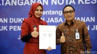 Bupati Jember Faida menunjukkan naskah kerja sama yang telah ditandatangani.