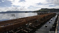Terlihat warga sekitar tengah membangun dermaga untuk aktivitas sehari-hari.