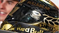 Dari situ, Marquez pun mengenakan helm emas. Foto: Instagram @dave_designs