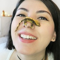 Ia pun tak ragu untuk menaruh hewan-hewan itu di tangan, hidung, dada, hingga didekatkan ke wajah. Foto: Instagram Emzotic  