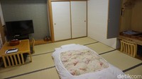 Foto: Untuk menginap di kamar Nobita, traveler harus merogoh kocek sebesar 16.000 Yen (Rp 1,9 juta) per malam. Meski mahal, tetapi menginap di kamar tradisional Jepang yang sudah mulai langka ini akan jadi pengalaman berharga untuk dikenang. (Wahyu/detikTravel)