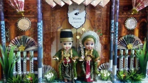 Bikin Boneka Berbusana Adat Perempuan Ini Raup Omzet 15 Bikin Boneka Berbusana Adat Perempuan Ini Raup Omzet 15