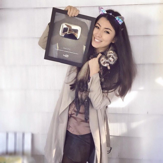 Di Youtube Emzotic punya lebih dari 257 ribu subscriber. Ia punya banyak penggemar karena bahasan yang unik dibanding youtuber wanita kebanyakan. Em pun telah mendapat silver button dari Youtube karena melampaui 100 ribu pengikut. Foto: Instagram Emzotic