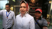 Pemeriksaan Airin berkaitan dengan penyelidikan suatu perkara. Airin keluar dari gedung KPK sekitar pukul 17.22 WIB.