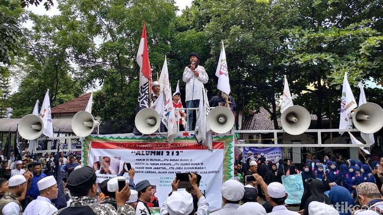 Orasi di Depan Massa, Kiwil: Ayahanda Buni Yani Menyatukan Kita Orasi di Depan Massa, Kiwil: Ayahanda Buni Yani Menyatukan Kita