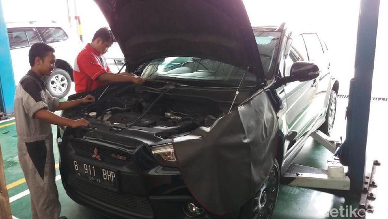 Proses penggantian front motor wiper assy. (Foto: MitOSI) Proses penggantian front motor wiper assy. (Foto: MitOSI)