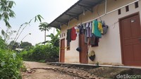 Kontrakan yang ditempati M itu berada di pinggir gang kecil. M menempati kontrakan paling kanan. Di sisi kirinya terdapat 3 unit kontrakan lainnya.  