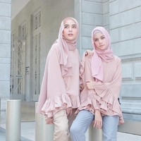 Satu lagi hijabers yang mengenakan atasan millenial pink yakni Hamidah Rachmayanti. Lihat pilihan atasan dengan aksen ruffle di lengan. Gayanya dipadukan dengan scarf panjang warna senada yang terlihat harmonis. Foto: Dok. Instagram