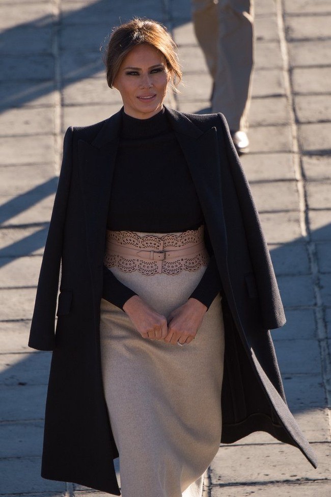 Saat berkunjung ke Tembok China, Melania tampil formal dengan kaus turtle neck, coat, rok panjang potongan lurus dengan aksesori belt warna nude yang senada dengan sepatu flatnya. Penampilan Melania ini tak terlalu mencolok karena tampil dengan warna-warna netral. Ikat pinggangnya saja senilai US$ 1,405 atau sekitar Rp 19 juta. Datang dari brand Alaia, ikat pinggangnya tersebut terbuat dari kulit. Foto: dok. Getty Images