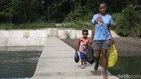 Dam tersebut juga berfungsi bagi warga untuk menyebrangi sungai.