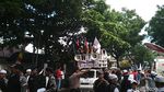 Foto: Massa Alumni 212 Penuhi Lokasi Sidang Vonis Buni Yani