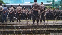 Kapolrestabes Bandung Kombes Hendro Pandowo memberikan pengarahan kepada personel yang bertugas. Dia meminta agar polisi berindak persuasif dan humanis dalam kegiatan pengamanan ini.