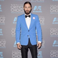 Di Critics Choice Awards 2016, Jared menyesuaikan warna jasnya dengan warna karpet merahnya. Loafers hitam dengan aksen manik yang menyala-nyala semakin membuat gayanya jadi pusat perhatian. (Foto: Getty Images)