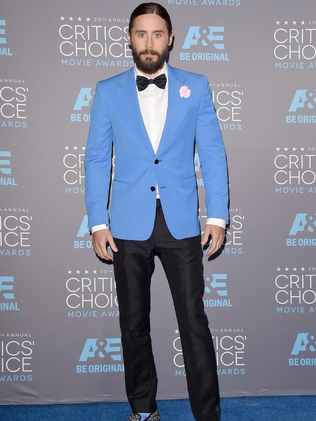 Di Critics Choice Awards 2016, Jared menyesuaikan warna jasnya dengan warna karpet merahnya. Loafers hitam dengan aksen manik yang menyala-nyala semakin membuat gayanya jadi pusat perhatian. (Foto: Getty Images)