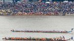 Foto: Sengitnya Balap Perahu di Festival Air Kamboja