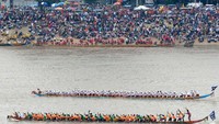 Foto: Pada tahun ini perayaan jatuh pada tanggal 2 November lalu. Puluhan ribu orang berbondong-bondong menju Sungai Tonle Sap di Phnom Penh. Mereka ingin menyaksikan balapan perahu (AFP)