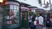 Tak kalah menariknya dengan Zonkos, ada toko permen Honeydukes yang begitu warna-warni. Melihat isinya, traveler pasti akan berbinar-binar (Wahyu/detikTravel)
