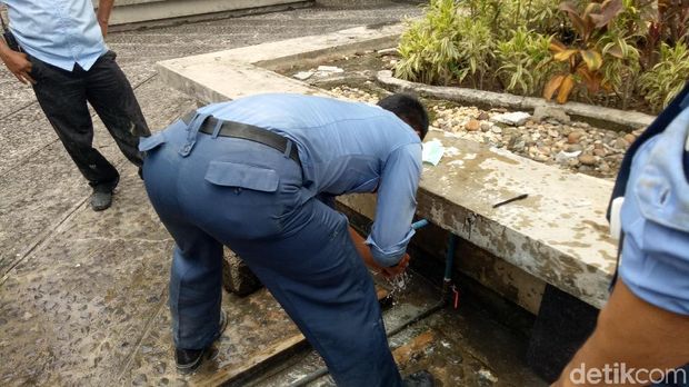 Pamdal DPR mengambil air usai memadamkan api