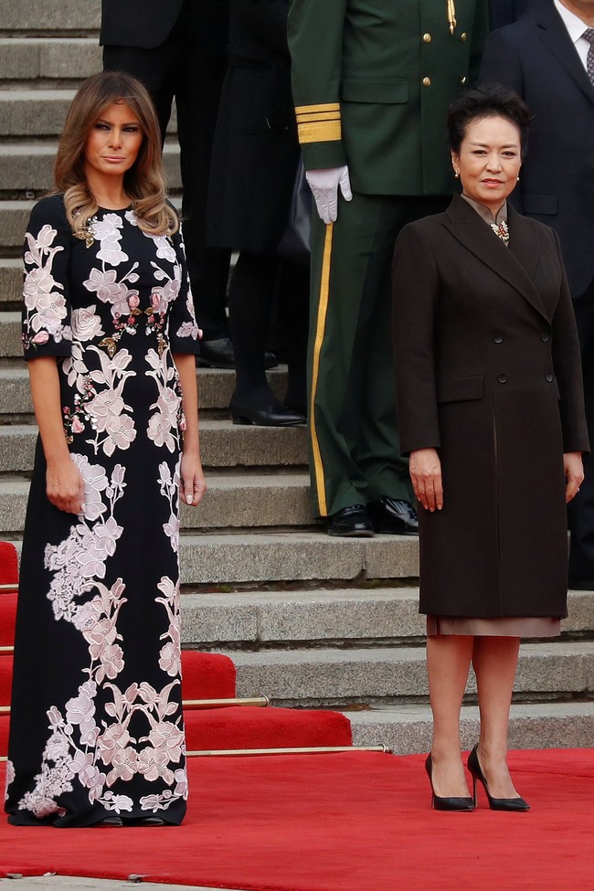 Pindah ke China, Melania Trump kembali disambut hangat. Iapun mengenakan gaun cantik Dolce & Gabbana yang hadir dengan bordiran bunga seharga 3.032 pounds atau sekitar Rp 54 juta. Foto: Dok. Getty Images
