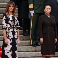 Pindah ke China, Melania Trump kembali disambut hangat. Iapun mengenakan gaun cantik Dolce & Gabbana yang hadir dengan bordiran bunga seharga 3.032 pounds atau sekitar Rp 54 juta. Foto: Dok. Getty Images