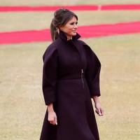 Permainan berbusana Melania Trump berlanjut ke Seoul, Korea Selatan. Melania mengenakan coat Delpozo yang dramatis dengan bagian lengan bulky. Coat berikut dibanderol dengan harga 3.124 pounds atau Rp 55 jutaan. Busana ini disempurnakan high heels Christian Louboutin berwarna ungu seharga 495 pounds atau Rp 8,7 juta. Foto: Dok. Getty Images