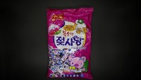 Permen kemasan berwarna pink ini rasanya peach. Dibuat sebuah pabrik di Pyongyang. Foto: Reuters