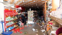 Penampakan sebuah minimarket di Kurdistan yang porak-poranda pasca-gempa (Foto: Dok. REUTERS/Ako Rasheed)