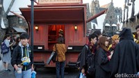 Traveler bahkan bisa menjajal minum butterbeer. Beer non alkohol yang segar banget. Kalau mau menyicipi butterbeer, siap-siap antre panjang ya (Wahyu/detikTravel)