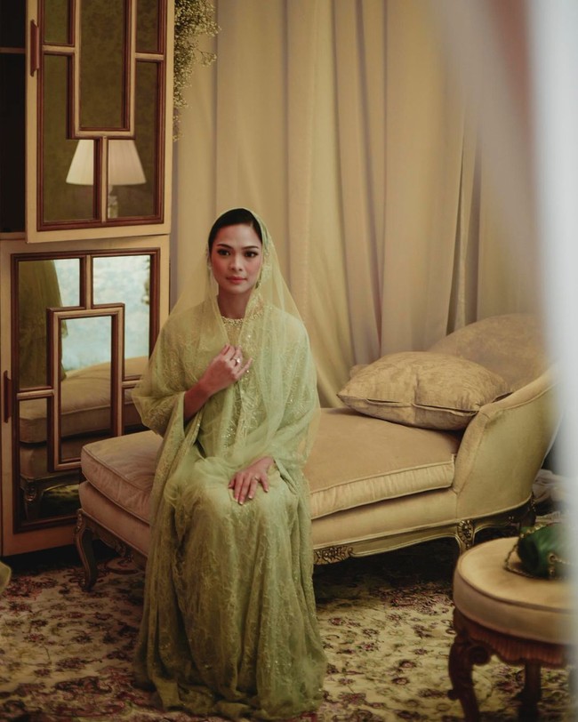 Warna hijau cerah membuat tampilan Mesty Ariotedjo terlihat segar. Gaun indah dengan aplikasi embroidery dan beads, tak lain datang dari rancangan Biyan. Foto: Dok. Instagram