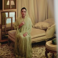 Warna hijau cerah membuat tampilan Mesty Ariotedjo terlihat segar. Gaun indah dengan aplikasi embroidery dan beads, tak lain datang dari rancangan Biyan. Foto: Dok. Instagram