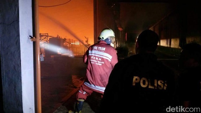 Gudang Produksi Shuttle Cock Ludes Terbakar